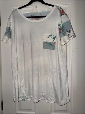 NWOT Women's White Floral Pocket Short Sleeve Tee size 3XL